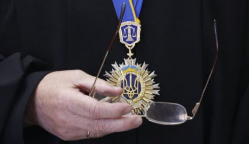 Ще два Прикарпатських судді пішли у відставку